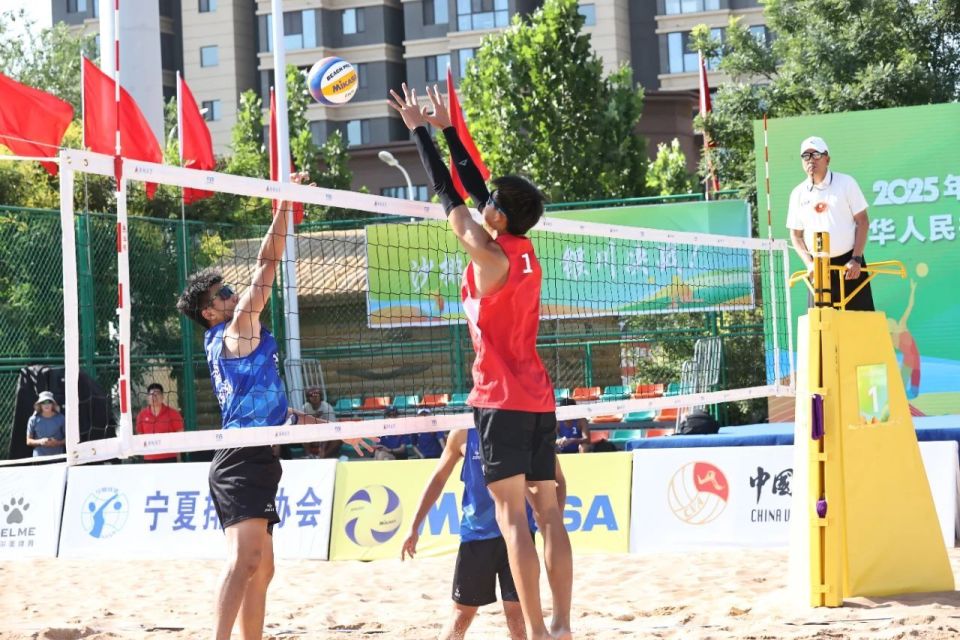 爱游戏官网-排球夜战：辽东灰熊队鏖战天山貔貅队，速度优势明显冲刺阶段不容有失的简单介绍