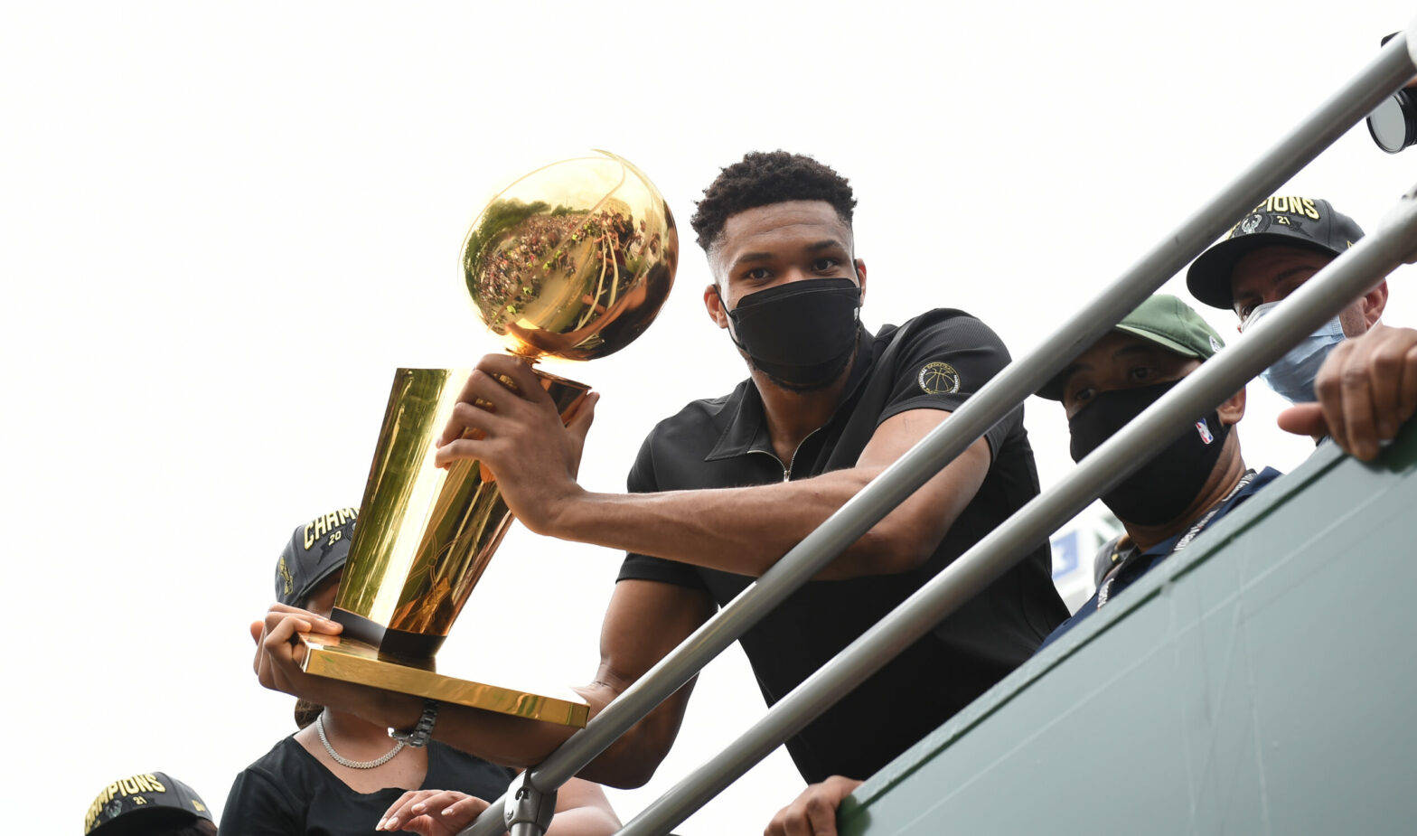 爱游戏入口-关于法国杯窗口期走向成谜；密尔沃基雄鹿完成体检；引发热议；轮换策略成焦点的信息